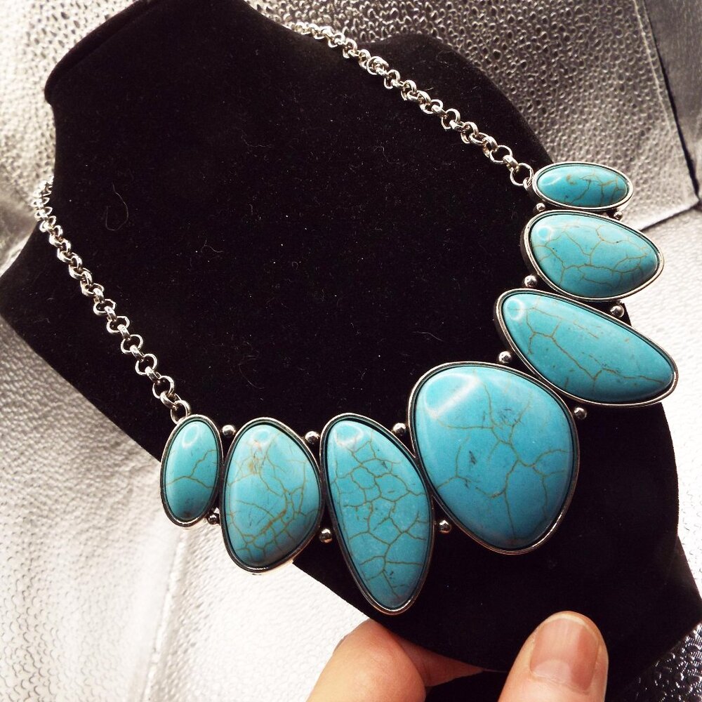 TURQUOISE DYED HOWLITE STONE ODD SHAPED PIECES COLLAR SILVERY NECKLACE 24